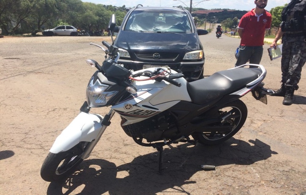 Ir para  <p>Um motociclista ficou ferido em um acidente de tr&acirc;nsito ocorrido pr&oacute;ximo ao meio dia desta segunda feira, 7, no Distrito Industrial de Erechim.</p>

<p>O motociclista trafegava pela rua Alberto Parenti...